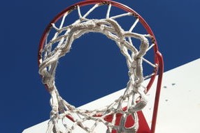 球队在季后赛中凭借顽强防守创造爆冷机会，球队在季后赛中凭借顽强防守创造爆冷机会的是谁