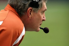 中国足球队长在场内外沟通与带队作用分析，中国足球队的队长